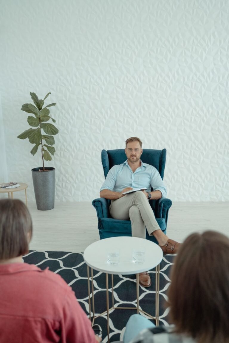 Thérapeute animant une séance de thérapie avec des clients dans un bureau moderne.